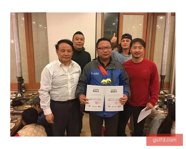 一组老外与交大相关争议图片引发网络热议持续发酵背后的文化思考